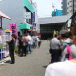 中華そば 多賀野 - 行列。この位置だと1時間以上待ちます。