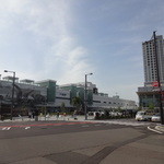 Fukubuku Chaya - 駅右側の高い建物がハピリン