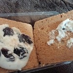 村岡屋  - 中にはバタークリームと大きめのレーズン