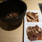 Matsuo Jingisukan Shinjuku Sanchoumeten - 黒い鉢の中が特上ラム肉（もも）、右上がラム肩肉、手前ゴマかけがマトン肩肉