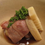 石葉 - 相州牛、筍、焼き粟麩、花山椒の焚き合せアップ