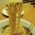 台湾料理 味味 - 夜のラーメンセット 980円（税込）で オーダーした 台湾ラーメン。やや細めの 縮麺 は ツルツルと喉ごし良く 適度な辛みのスープと とても マッチしています。