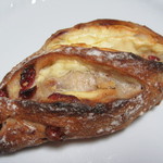 ブランジェ浅野屋 - カンパーニュクランベリー＆チーズ　339円