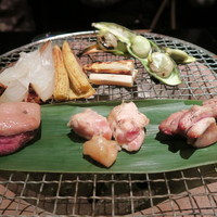 霞町三◯一ノ一 - 焼物：お肉 地鶏（飛来幸）胸と腿肉、合鴨
                    野菜 新玉ねぎ・ホワイトアスパラ・ソラマメ・ヤングコーン