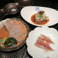 霞町三◯一ノ一 - お刺身：ホタルイカ、厚切りのカツオ千種造り、鰈 刺身と揚げ物盛り合わせ