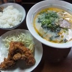 きらく - 「豚骨ラーメン＆唐揚げセット」（680円込み）（2016年5月）