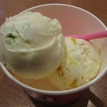 サーティワンアイスクリーム - 2016.05　シーズンフレーバーのパイナップルチーズケーキ（下）とスプリングバスケット（上）。