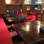 リアルダイニングカフェ・リーレ - 赤い椅子が印象的な店内