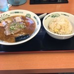 日高屋 - 初の日高屋。ラーメンと半チャーハンのセット630円。