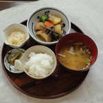 味蔵　月あかり - 『煮物定食』　母ちゃん達自慢の煮物がたっぷり召し上がれる定食です。季節の食材でお出しするので写真とは内容が変わる場合がございます。ご了承ください。　690円