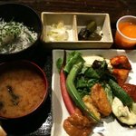 春秋 渋谷文化村通 - しらす丼と野菜取り放題のセット