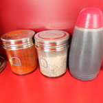 ラーメン二郎 - 卓上調味料