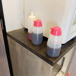 ラーメン二郎 - 冷水器横の調味料