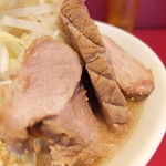 ラーメン二郎 - 豚の厚み