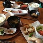 海鮮＆ダイニング トルバドール - 日替わりランチ、奥は刺身を追加