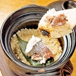 Freshly cooked earthen pot rice [natural red sea bream and seasonal]