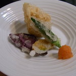 Unagi Fugu Kaiseki Hibino - 南瓜とうふ入り湯葉茶巾の白扇揚げ。ムラサキ芋　オクラ　パプリカ。