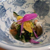 うなぎ ふぐ 懐石 日比野 - 先付　菊菜とシメジの浸し。