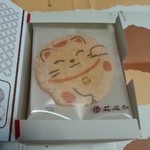 Ebio Kashidokoro Keishindou - 福々まねき… 箱を開けると 個包装になった まねき猫の 絵柄のついた  えびせんべいでした ♪2016年5月10日