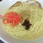 けん翔ラーメン - 紅生姜とすりゴマと辛子高菜