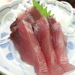 愛南 市場食堂 - びやびやかつおの刺身、角が立ってて綺麗ですね。