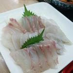 愛南 市場食堂 - さっきまで泳いでたスズキの刺身。