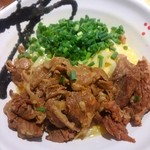 讃岐うどん あ季 - □牛すじ釜玉うどん　900円(内税)＋大盛　100円(内税)□のアップ。