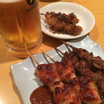 焼き鳥春 - イチオシぼんじり。ハツ。皮。
焼き鳥は塩とタレのお皿をちゃんと分けてくれます。
