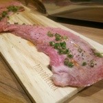 焼肉ユキジ - タン一枚切り　中央（タン先）で繋がっていますが2枚分あります