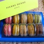 PIERRE HERME PARIS - マカロン10個入り3,456円