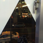 百飲 - 昭和通り。雨だ。