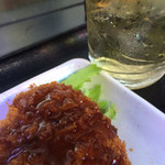百飲 - 後から揚げたてコロッケで追いかける。あと、おかわり的な。