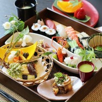 季節のお料理を木箱に盛り込んだ[季ばこ膳](中寿し)