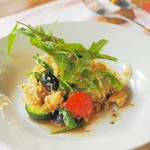 ヴィッラ デルピーノ - 地元野菜とパンを使ったサラダ