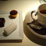 レストランひらまつ 広尾 - エスプレッソと茶菓子です