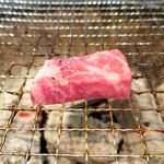 炭火焼肉 やまもと - 特選ステーキを焼きます