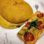 ゴントラン シェリエ - バンズオキュリー・ハムチーズ（210円）とアボカドとトマトのケークサレ（190円）