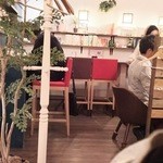 せたカフェキッチンぷらす - シンプルながら暖かみのある店内