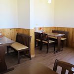 石垣島料理丸八 - 店内テーブル席