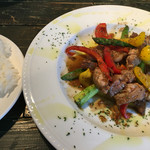 シバサキ キャンプ - 今日の“Lunch” 豚肩ロースと彩り野菜のソテー ～ジンジャーソース～ サラダ・前菜・ドリンク付 ライスorバゲット おかわり自由 980円。