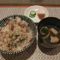 ステーキ花郷 祇園店 - ガーリックライス・赤だし・京漬物