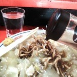 新ちゃん - かたい焼そば　酢をたっぷり掛けて・・・