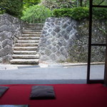 流々亭 - 店内から外を望む