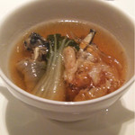 カントニーズ 燕 - ふかひれ、スッポン、烏骨鶏の薬膳蒸スープ