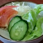 ゆうき - カツカレーはサラダ付き