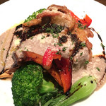 シエル ブルー - 鶏モモ肉のポワレ キノコとパルミジャーノ風味 赤ワインソース