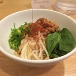 カーザ ルカ - ラー博は俺の社員食堂。  ミニペペロソチーノ和え麺！  辛さはMAXの5辛！  野菜プリタツでヘルシーに見えるが、下には真っ赤なアレが