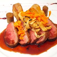 デジーノ - ランチコース 4000円 のマグレ鴨の胸肉ロースト 赤ワインポルトソース 牛蒡のキャラメリゼとフリット添え