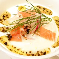 デジーノ - ランチコース 4000円 のジャガイモのポタージュ 鮭のマリネ オリーブオイル、黒胡椒添え