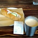 ゲベッケン本店 - スモークチキンサンドとコーヒー